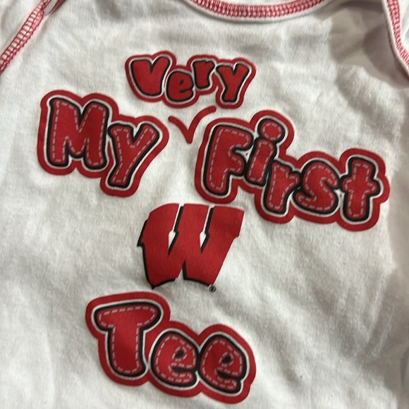 My Very Fiest Wisconsin Badgrs T-shirt Onesie - Picture 2 of 3